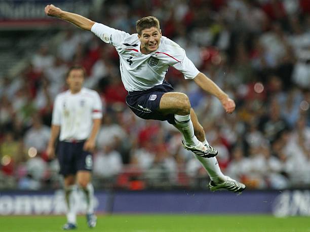 Jogo de Steven Gerrard com chuteiras Adidas Predator Absolute assinadas à mão