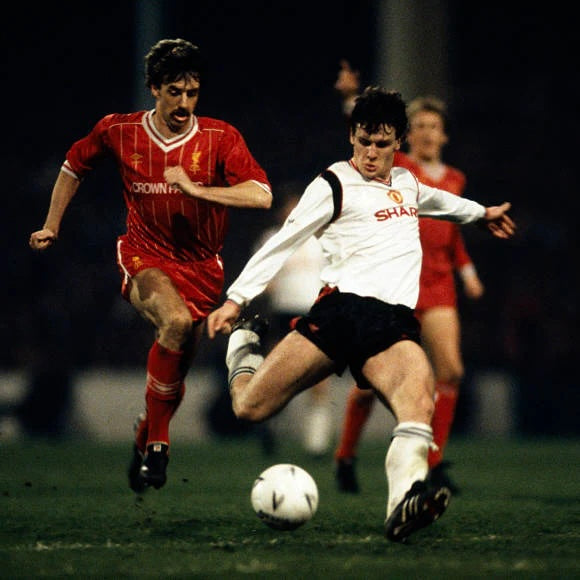 Jogo de Mark Hughes usado e com dupla mão assinada Botas de futebol Adidas Profi Final da Taça de Inglaterra de 1985