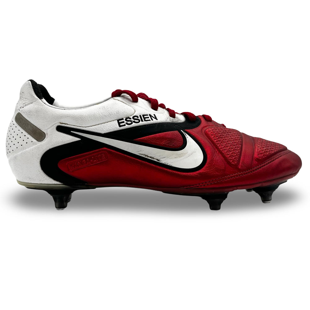 Michael Essien Match Worn Nike CTR360 Maestri II - 2010/11