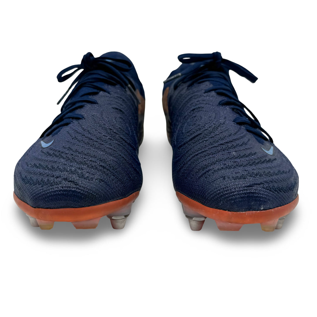 إرلينج هالاند يرتدي ملابس المباراة، 3 أهداف مسجلة، صورة مطابقة لـ Nike Mercurial Vapor 15 Elite - رقم قياسي في الدوري الإنجليزي الممتاز لموسم الثلاثية 2022/23
