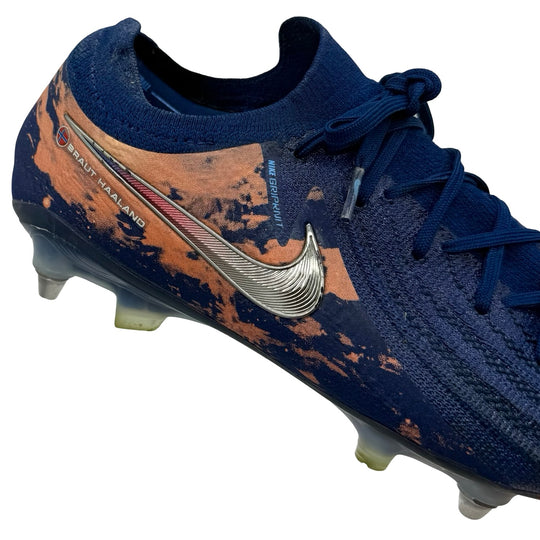 إرلينج هالاند يرتدي ملابس المباراة، 3 أهداف مسجلة، صورة مطابقة لـ Nike Mercurial Vapor 15 Elite - رقم قياسي في الدوري الإنجليزي الممتاز لموسم الثلاثية 2022/23