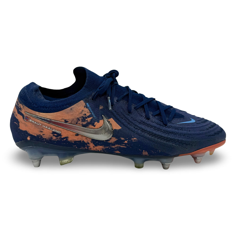 إرلينج هالاند يرتدي ملابس المباراة، 3 أهداف مسجلة، صورة مطابقة لـ Nike Mercurial Vapor 15 Elite - رقم قياسي في الدوري الإنجليزي الممتاز لموسم الثلاثية 2022/23