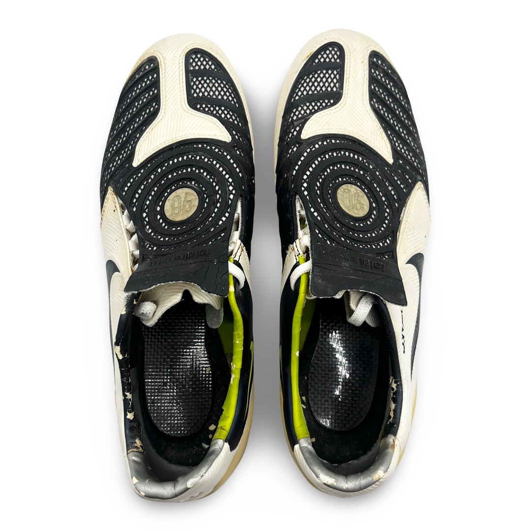 Owen Hargreaves Match Worn Nike T90 Laser II 2008/09