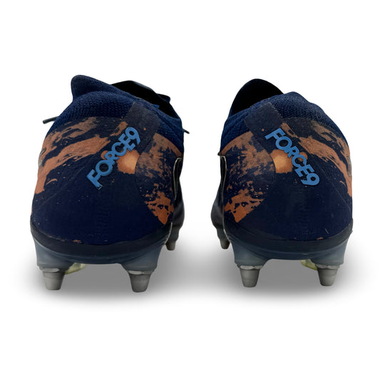 إرلينج هالاند يرتدي ملابس المباراة، 3 أهداف مسجلة، صورة مطابقة لـ Nike Mercurial Vapor 15 Elite - رقم قياسي في الدوري الإنجليزي الممتاز لموسم الثلاثية 2022/23
