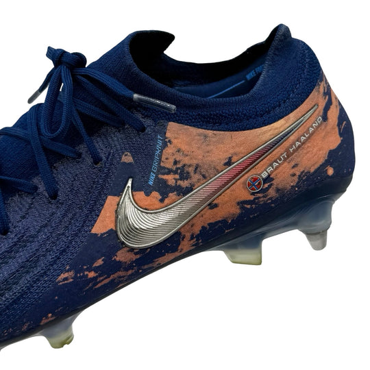 إرلينج هالاند يرتدي ملابس المباراة، 3 أهداف مسجلة، صورة مطابقة لـ Nike Mercurial Vapor 15 Elite - رقم قياسي في الدوري الإنجليزي الممتاز لموسم الثلاثية 2022/23