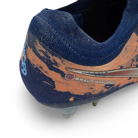 إرلينج هالاند يرتدي ملابس المباراة، 3 أهداف مسجلة، صورة مطابقة لـ Nike Mercurial Vapor 15 Elite - رقم قياسي في الدوري الإنجليزي الممتاز لموسم الثلاثية 2022/23