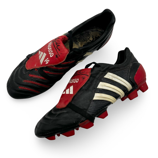 Adidas Predator Pulse de Xabi Alonso, usada en el partido, firmada por la temporada 2004/05