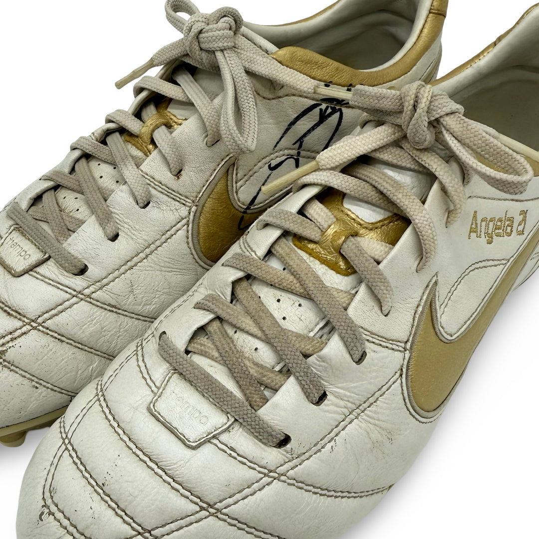 Nike Tiempo Air Legend, usada por Andrea Pirlo en partidos, 1 gol y 3 asistencias, doble firma y fotocombinada - 2007/08
