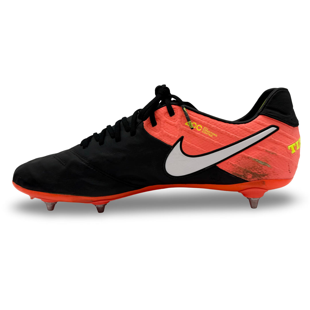 Gerard Piqué Match Worn Nike Tiempo Legend VI - 2016/17