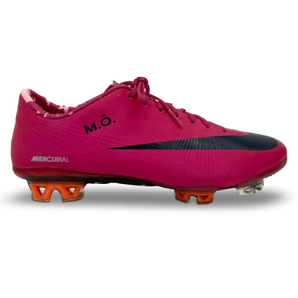 Mesut Özil Nike Mercurial Vapor Superfly II usada na partida e combinada com a foto - 2010/11