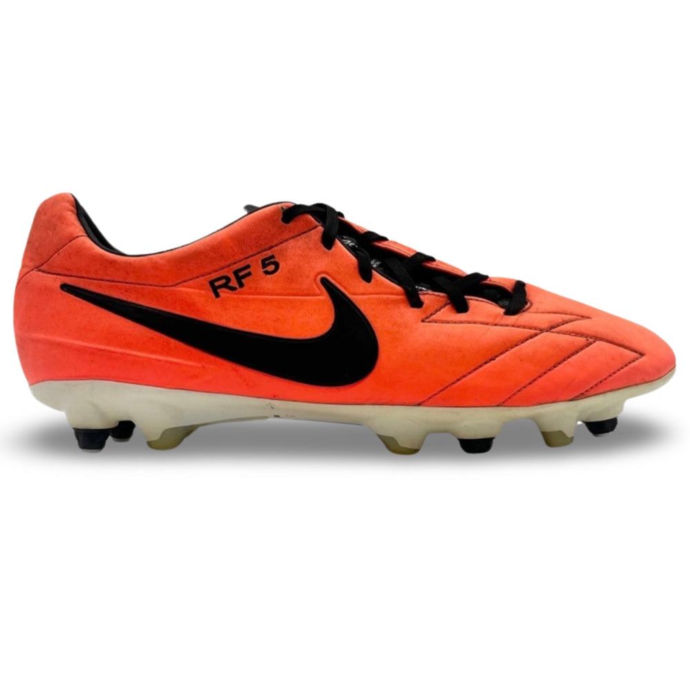 ريو فرديناند يرتدي حذاء Nike T90 Laser IV في موسمي 2012/13 و2013/14